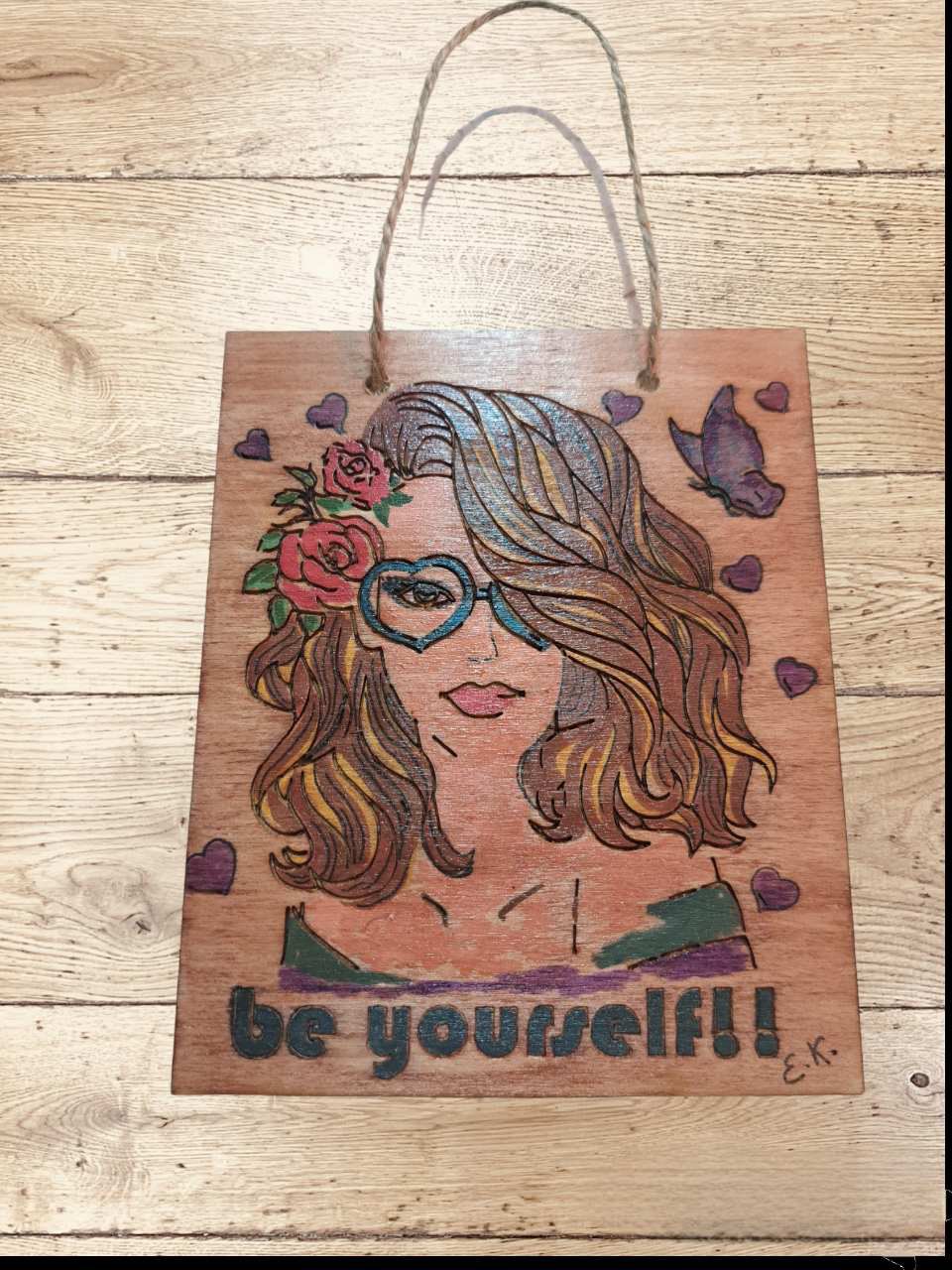 Cuadro de madera artesanal con mensaje Be Yourself pirograbado y pintado a mano