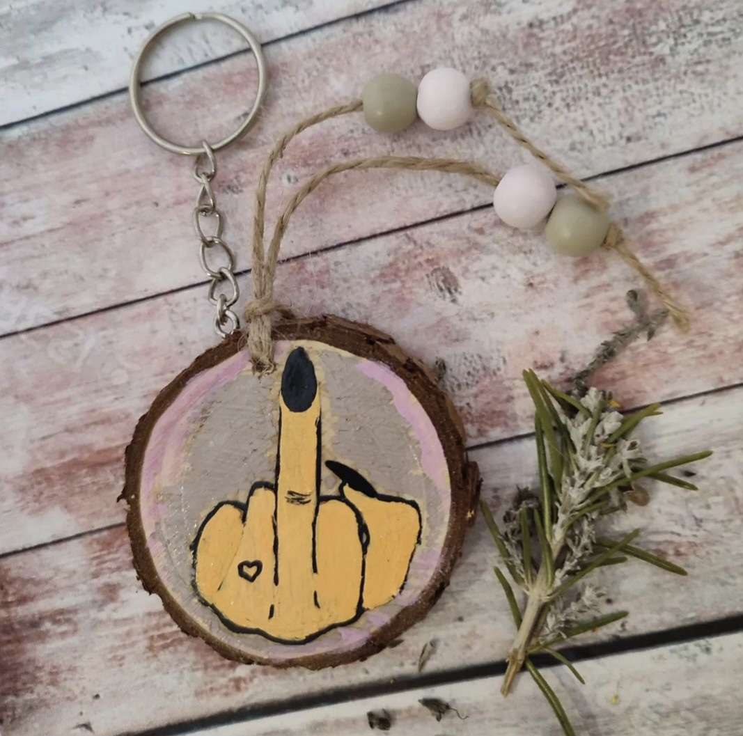 Llavero de madera natural pintado a mano con diseño dedo original artesanal