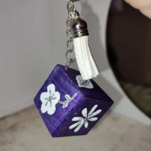 Llavero de madera en forma de cubo pintado a mano artesanal