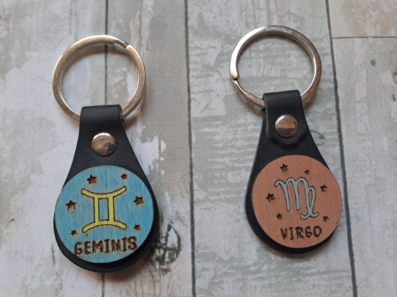 Llavero Zodiaco Madera y Cuero