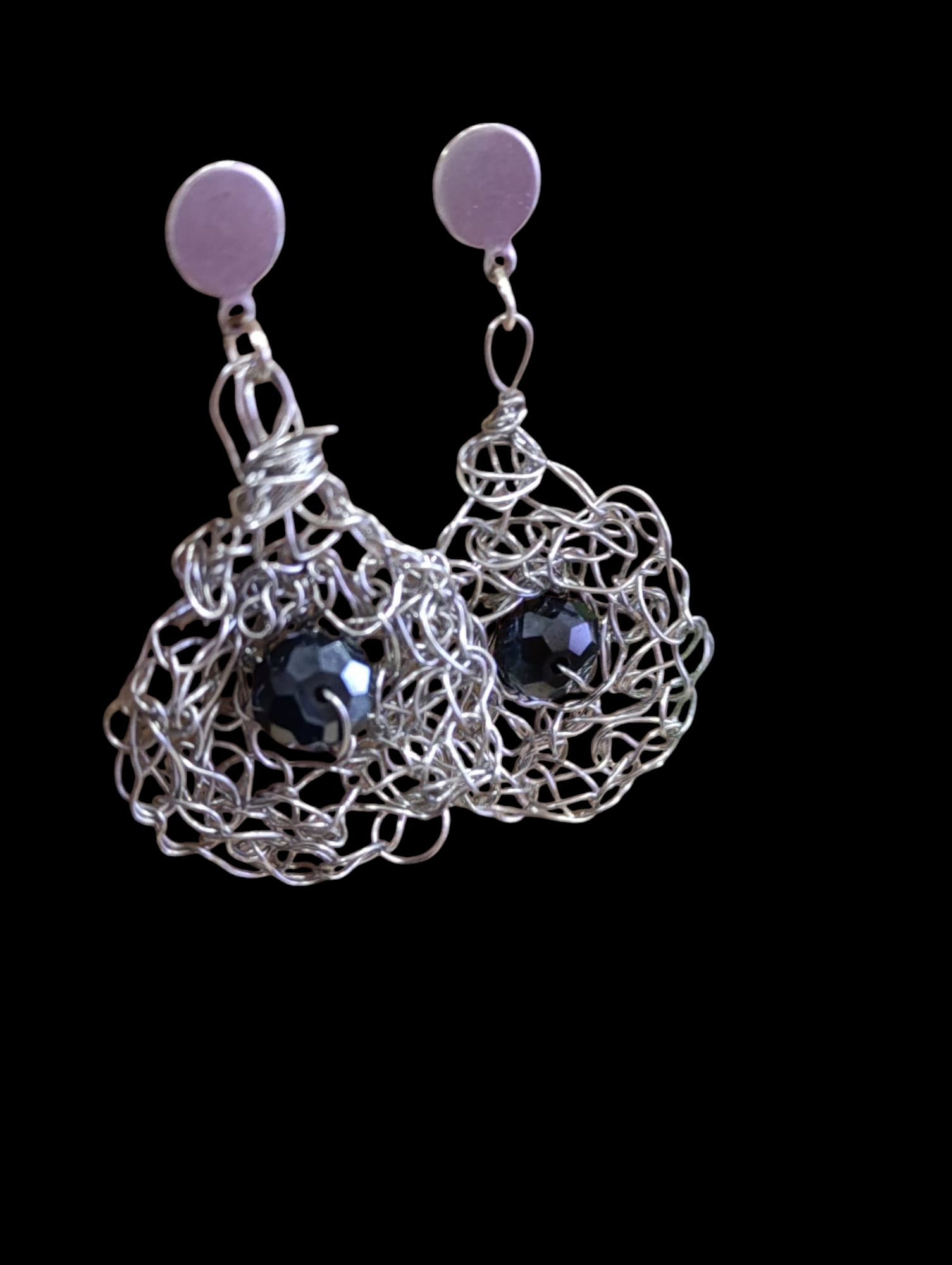 Pendientes hechos con ganchillo de alambre y piedra negra central, modelo Aranjuez.