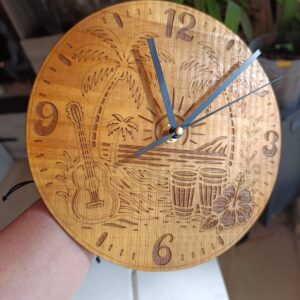 Reloj de pared de madera con diseño tropical grabado a fuego y números tallados