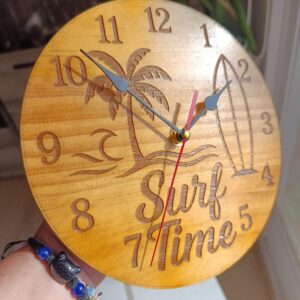 Reloj de pared artesanal de madera con diseño de surf grabado a fuego