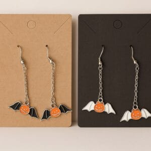 Pendientes Batpumpkin en una mesa de otoño