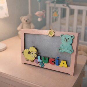 L&aacute;mpara infantil personalizable sobre mesa
