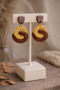Pendientes Modelo S&aacute;hara en color mostaza y marr&oacute;n