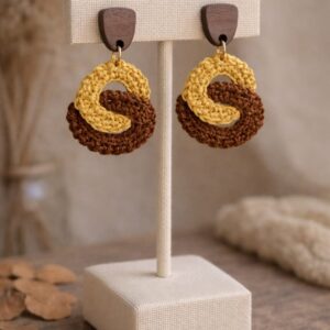 Pendientes Modelo S&aacute;hara en color mostaza y marr&oacute;n