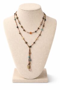 Collar Modelo &Aacute;mbar en primer plano