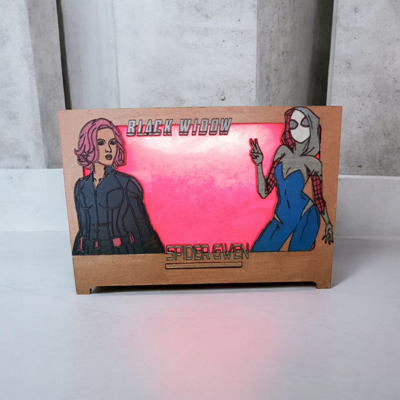 Lámpara Modelo Superhero Women en su caja personalizada