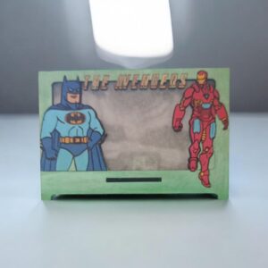 L&aacute;mpara modelo Avengers Green encendida