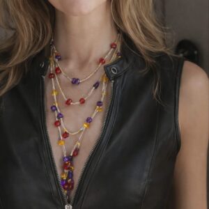 Mujer luciendo el Collar Modelo Trricolor con chaqueta de cuero.