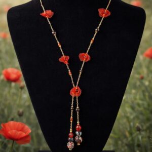 Collar Modelo Paris con Amapolas sobre soporte negro