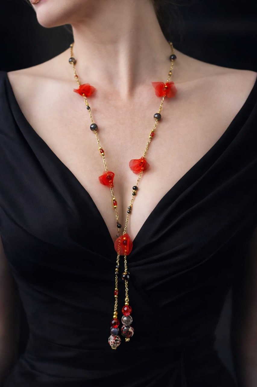 Collar Modelo Paris con Amapolas en mujer con vestido negro