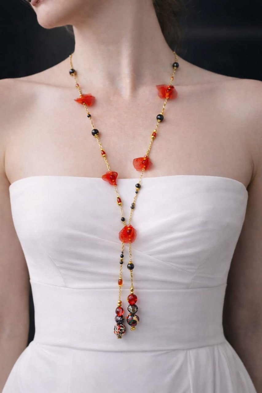 Collar Modelo Paris con Amapolas en mujer con vestido blanco