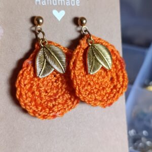 Pendientes de crochet naranjas con adornos de hojas doradas