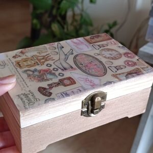 Caja Modelo Vintage con decoración decoupage en la tapa