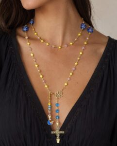 Collar Mistique lucido en el cuello de una mujer con blusa negra.