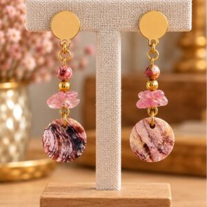 Pendientes Rosa Marina en soporte de exhibición