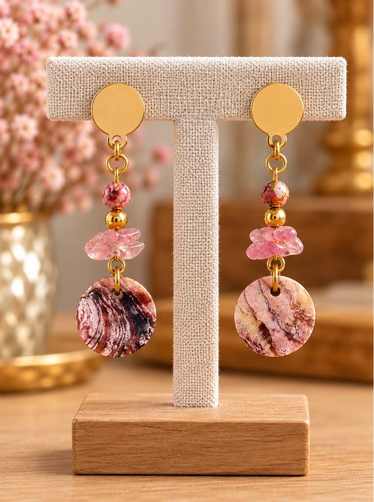 Pendientes Rosa Marina en soporte de exhibición