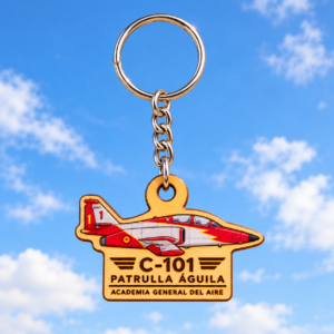 Llavero de madera C-101 Patrulla Águila sobre fondo de cielo azul