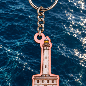 Llavero artesanal de madera con el faro de Cabo de Palos sobre fondo de mar azul